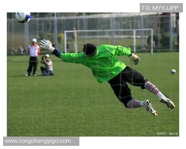 平抽球足球技巧解析与实战应用提升你的足球水平与比赛表现